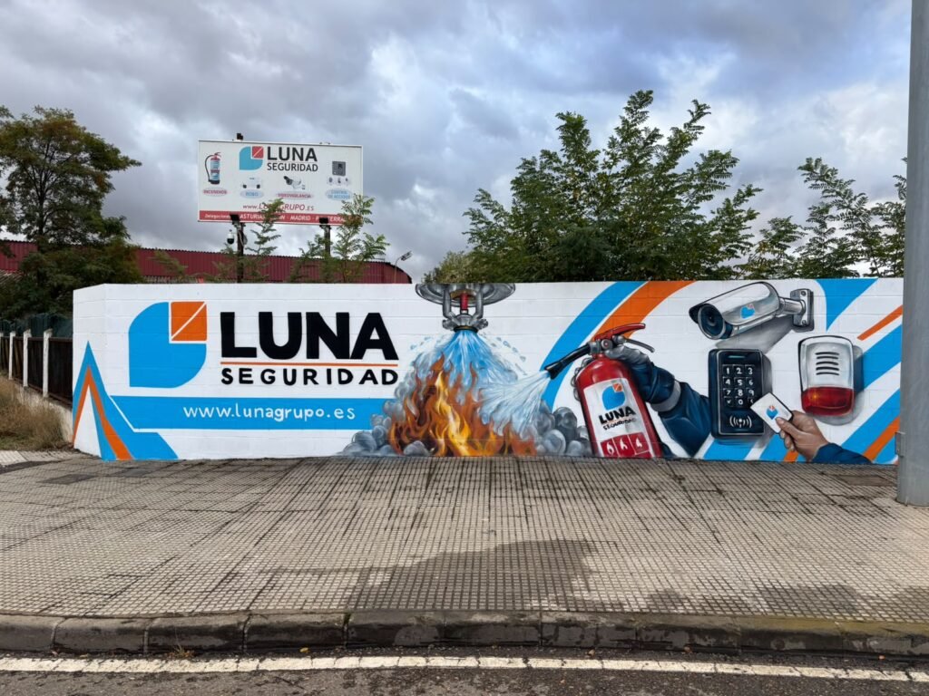 Teclado de control de accesos y sirena de alarma pintados en el mural de Luna Seguridad en León