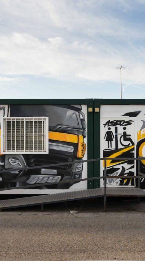 Mural en casetas modulares para prácticas de Autoescuelas Gala con estilo urbano