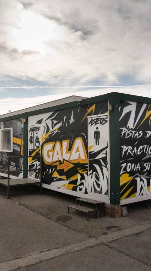 Mural en casetas modulares para prácticas de Autoescuelas Gala con estilo urbano