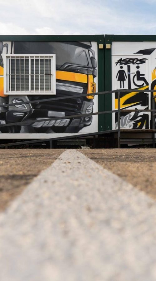 Mural en casetas modulares para prácticas de Autoescuelas Gala con estilo urbano