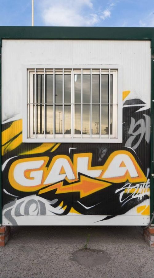 Mural en casetas modulares para prácticas de Autoescuelas Gala con estilo urbano