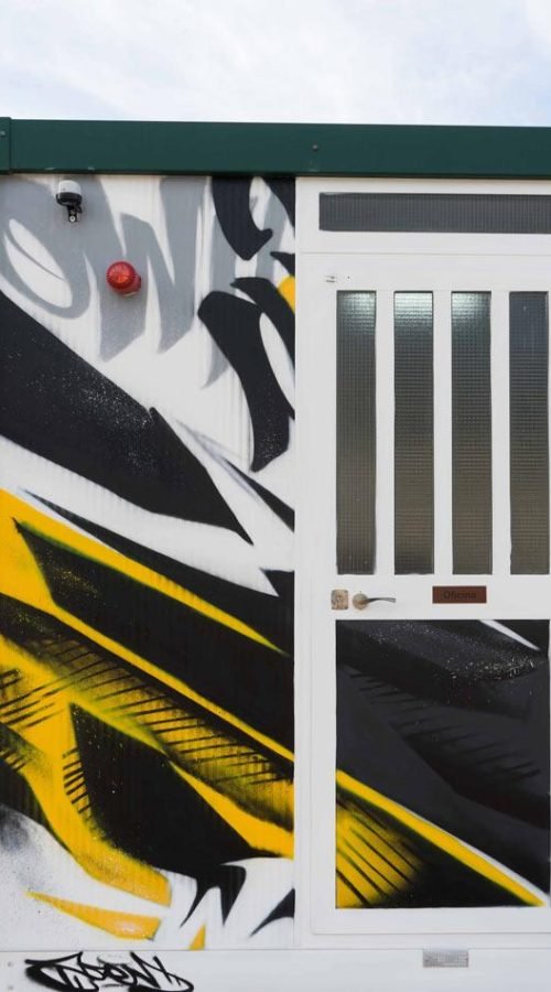 Mural en casetas modulares para prácticas de Autoescuelas Gala con estilo urbano