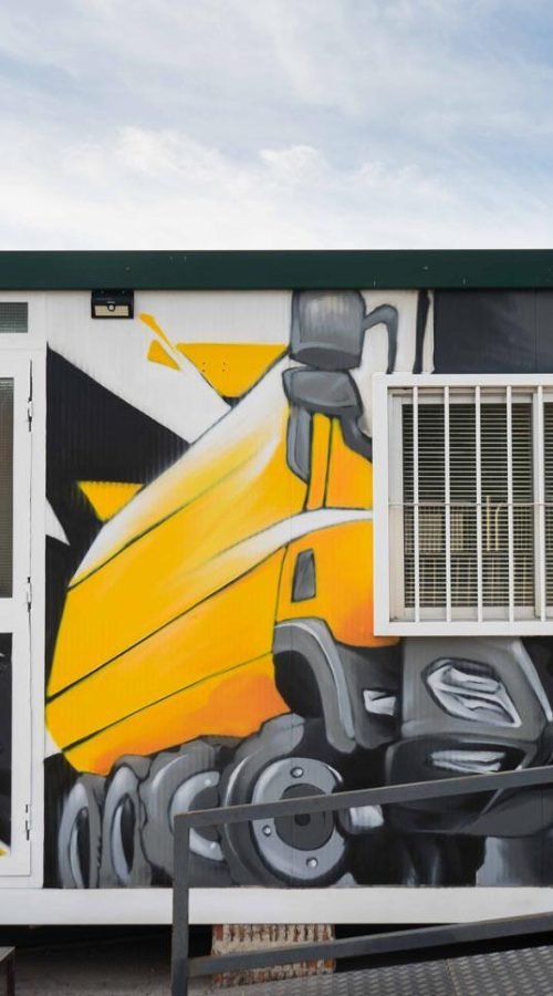 Mural en casetas modulares para prácticas de Autoescuelas Gala con estilo urbano