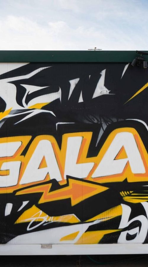 Mural en casetas modulares para prácticas de Autoescuelas Gala con estilo urbano