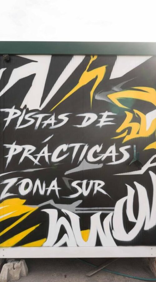 Mural en casetas modulares para prácticas de Autoescuelas Gala con estilo urbano