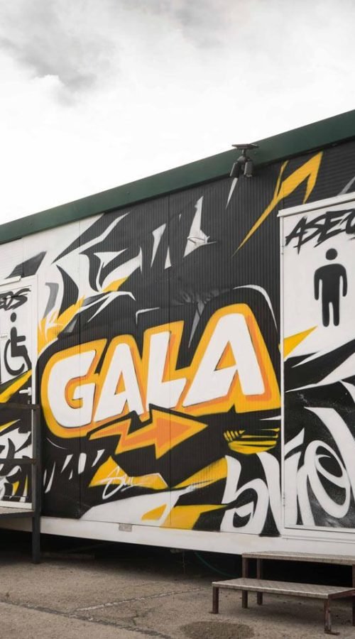 Mural en casetas modulares para prácticas de Autoescuelas Gala con estilo urbano