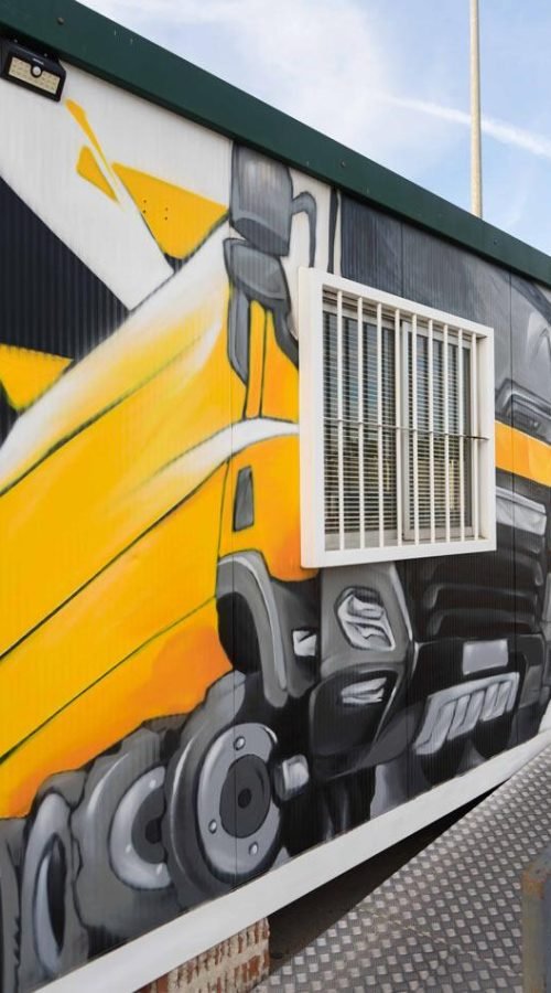 Mural en casetas modulares para prácticas de Autoescuelas Gala con estilo urbano