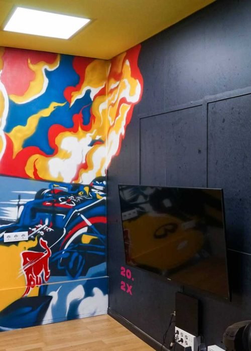 Graffiti de Red Bull con F1 y llamas en espacio interior, mural con energía y acción