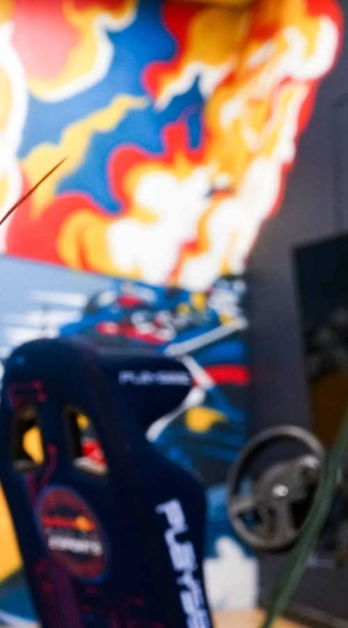 Graffiti de Red Bull con F1 y llamas en espacio interior, mural con energía y acción