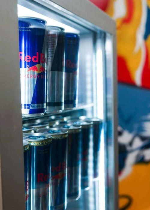 Graffiti de Red Bull con F1 y llamas en espacio interior, mural con energía y acción