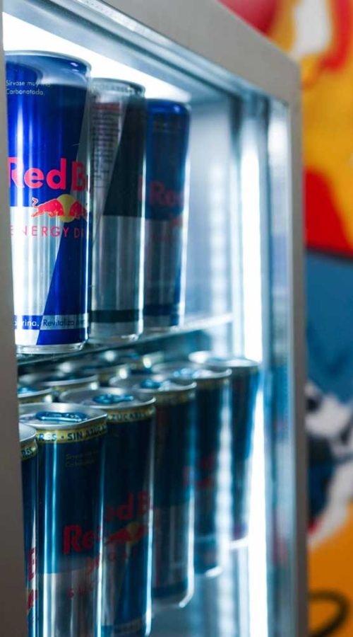 Graffiti de Red Bull con F1 y llamas en espacio interior, mural con energía y acción