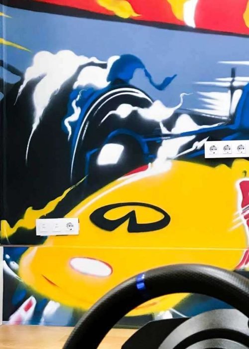 Graffiti de Red Bull con F1 y llamas en espacio interior, mural con energía y acción