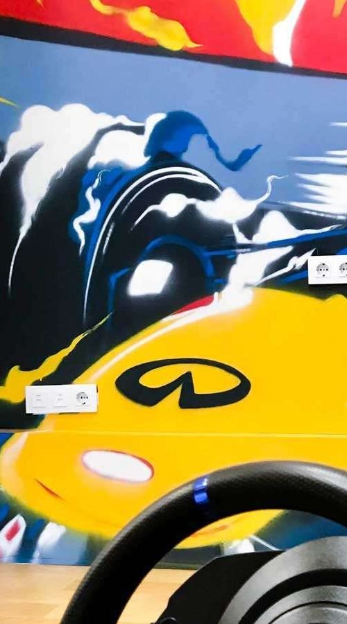 Graffiti de Red Bull con F1 y llamas en espacio interior, mural con energía y acción