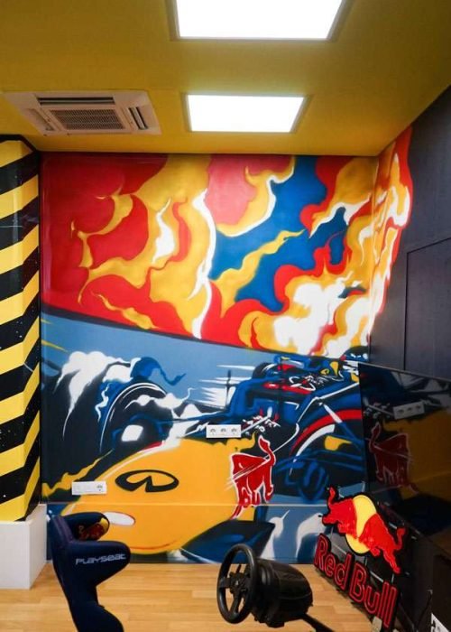 Graffiti de Red Bull con F1 y llamas en espacio interior, mural con energía y acción