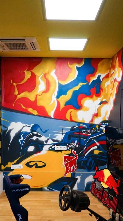 Mural decorativo corporativo para marca Red Bull con diseño de coche de Fórmula 1 y llamas