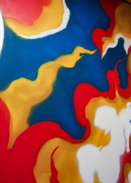 Graffiti de Red Bull con F1 y llamas en espacio interior, mural con energía y acción