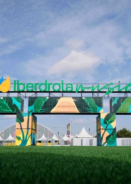 Mural artístico a gran escala para Iberdrola en la entrada del festival Mad Cool