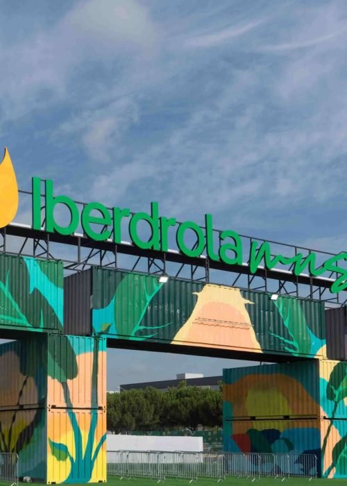 Mural artístico a gran escala para Iberdrola en la entrada del festival Mad Cool