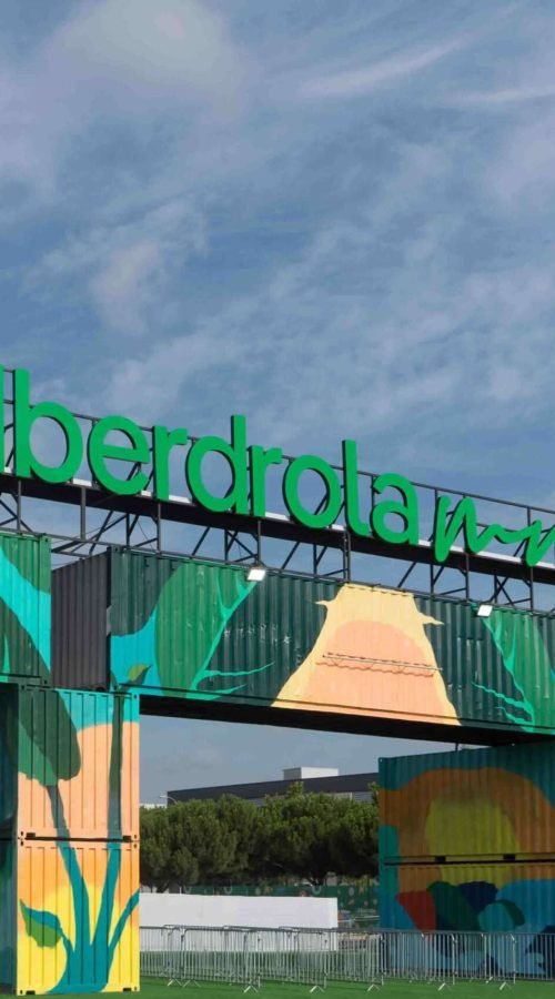 Mural artístico a gran escala para Iberdrola en la entrada del festival Mad Cool