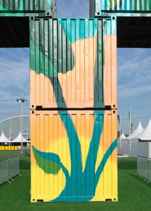 Mural artístico a gran escala para Iberdrola en la entrada del festival Mad Cool