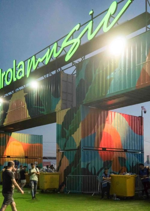 Mural artístico a gran escala para Iberdrola en la entrada del festival Mad Cool