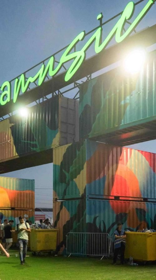 Mural artístico a gran escala para Iberdrola en la entrada del festival Mad Cool