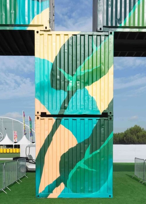 Mural artístico a gran escala para Iberdrola en la entrada del festival Mad Cool