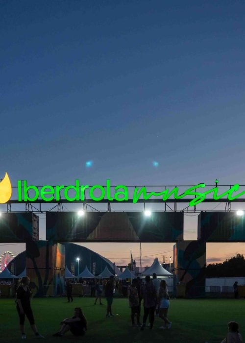 Mural artístico a gran escala para Iberdrola en la entrada del festival Mad Cool