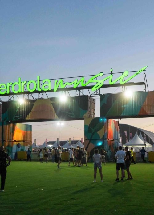 Mural artístico a gran escala para Iberdrola en la entrada del festival Mad Cool