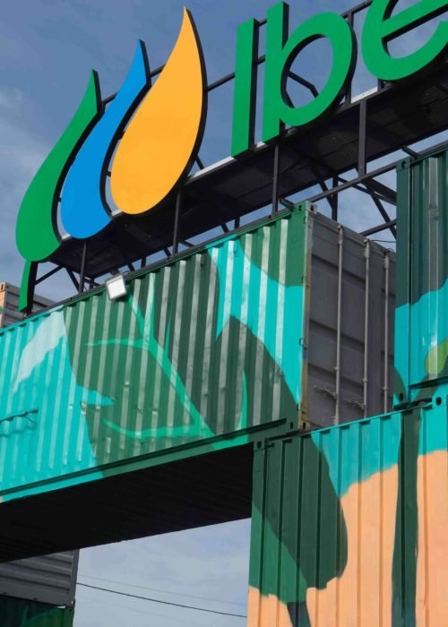 Mural artístico a gran escala para Iberdrola en la entrada del festival Mad Cool