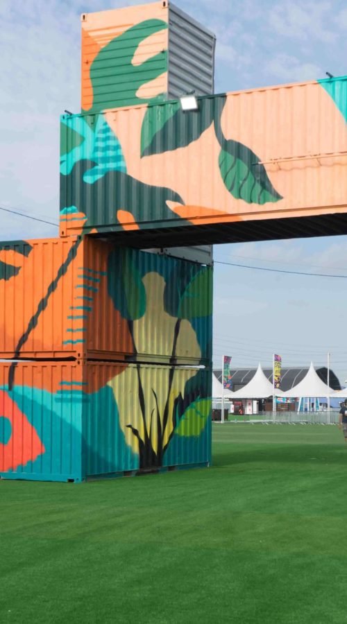 Mural artístico a gran escala para Iberdrola en la entrada del festival Mad Cool