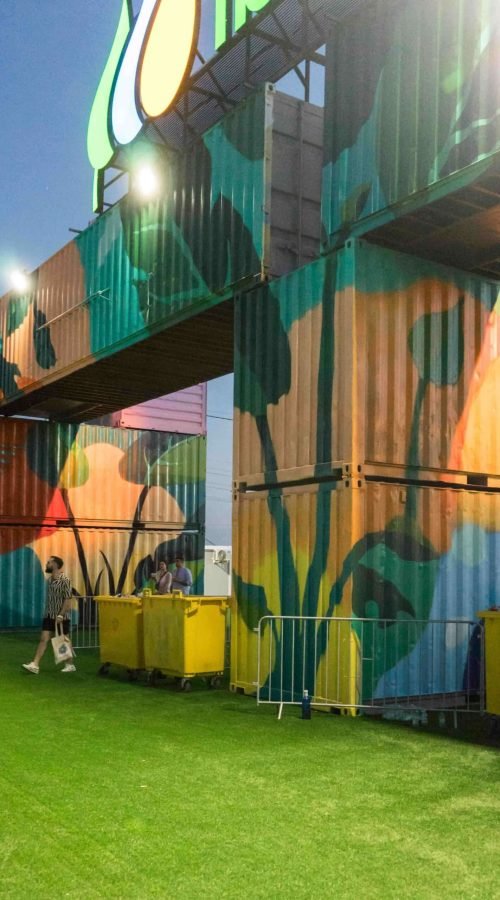 Mural artístico a gran escala para Iberdrola en la entrada del festival Mad Cool