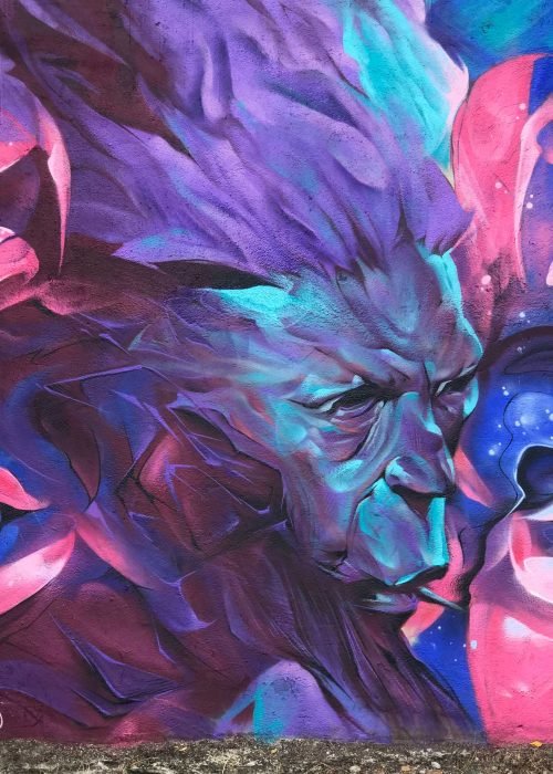 Graffiti estilo libre de demonio abstracto con tonos púrpura y azul