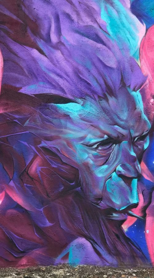 Graffiti estilo libre de demonio abstracto con tonos púrpura y azul