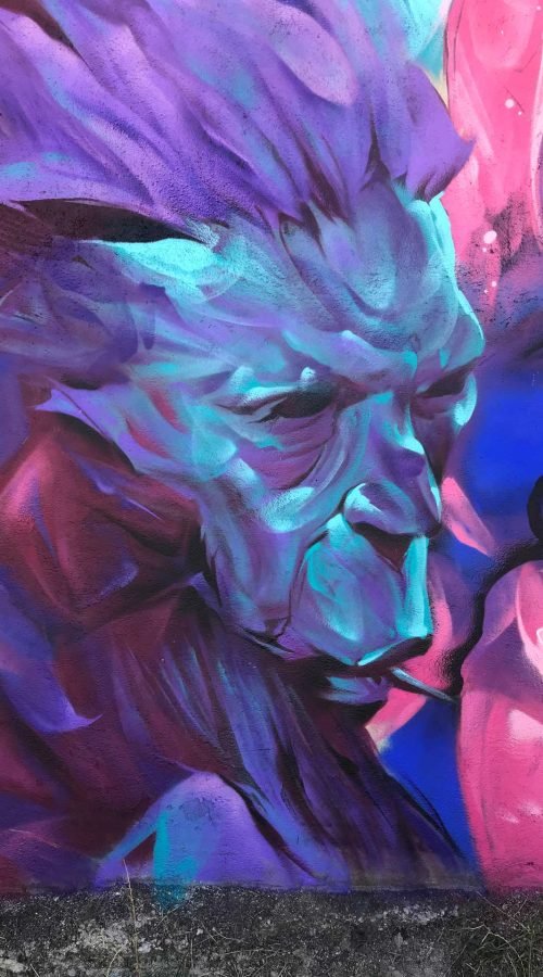 Graffiti estilo libre de demonio abstracto con tonos púrpura y azul