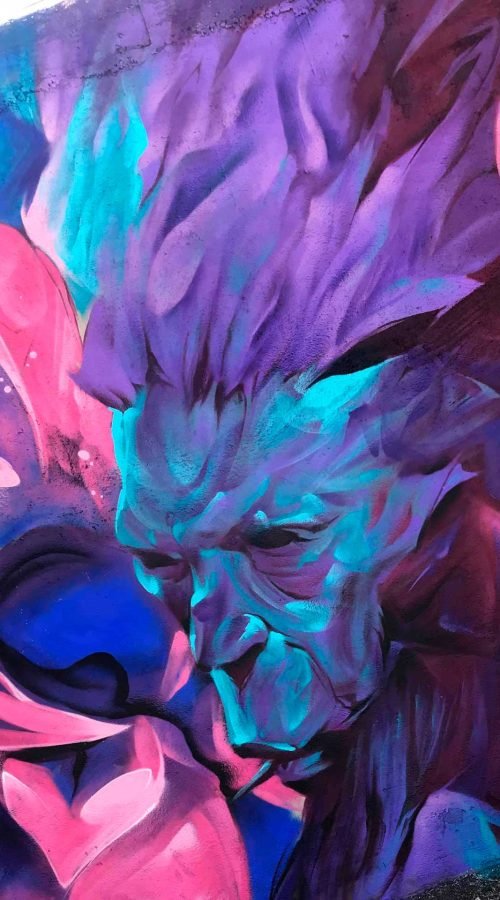 Graffiti estilo libre de demonio abstracto con tonos púrpura y azul