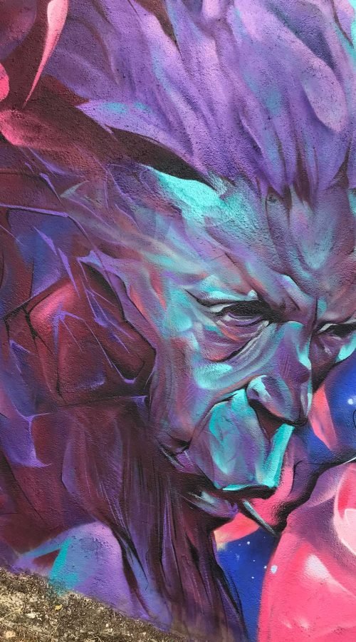 Graffiti estilo libre de demonio abstracto con tonos púrpura y azul