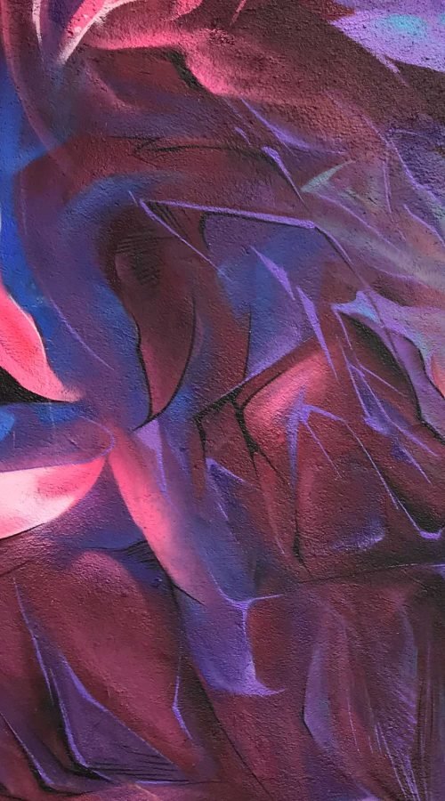 Graffiti estilo libre de demonio abstracto con tonos púrpura y azul