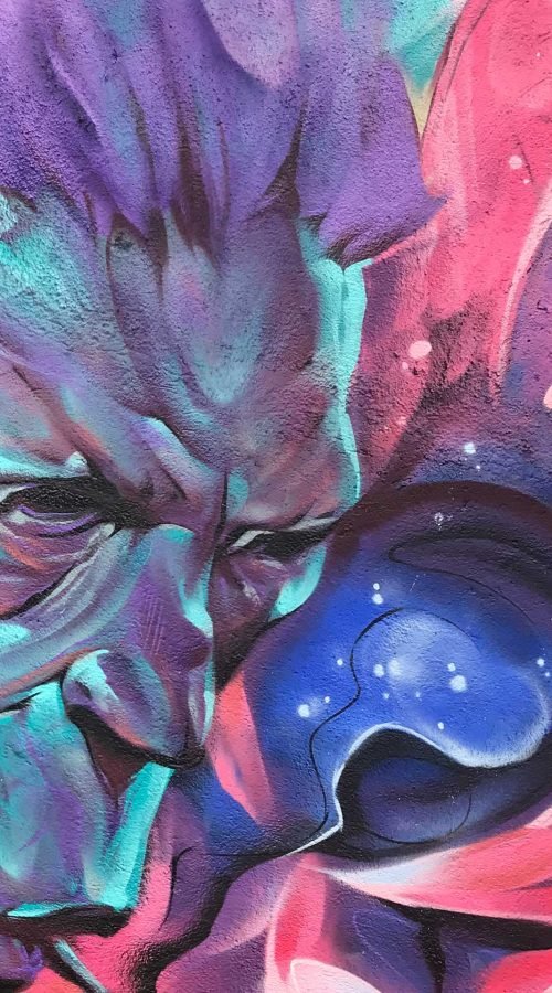 Graffiti estilo libre de demonio abstracto con tonos púrpura y azul