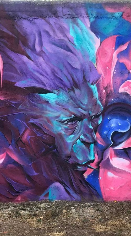 Graffiti estilo libre de demonio abstracto con tonos púrpura y azul
