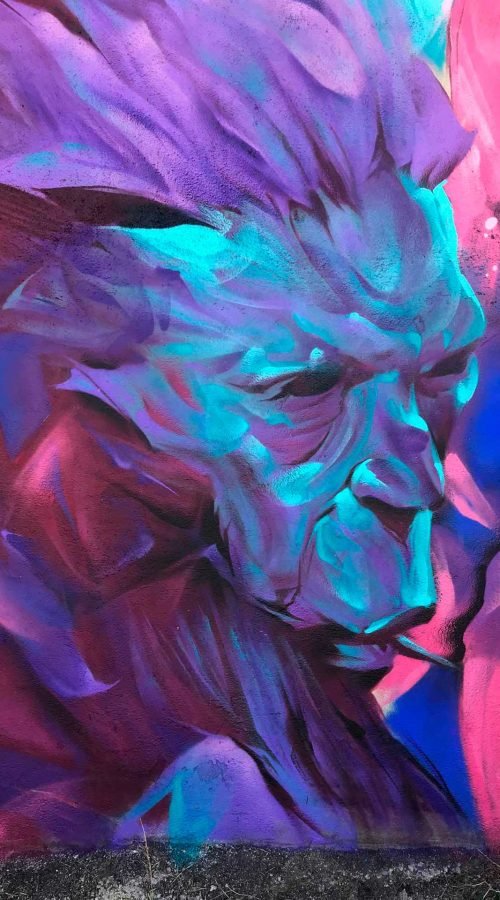 Graffiti estilo libre de demonio abstracto con tonos púrpura y azul