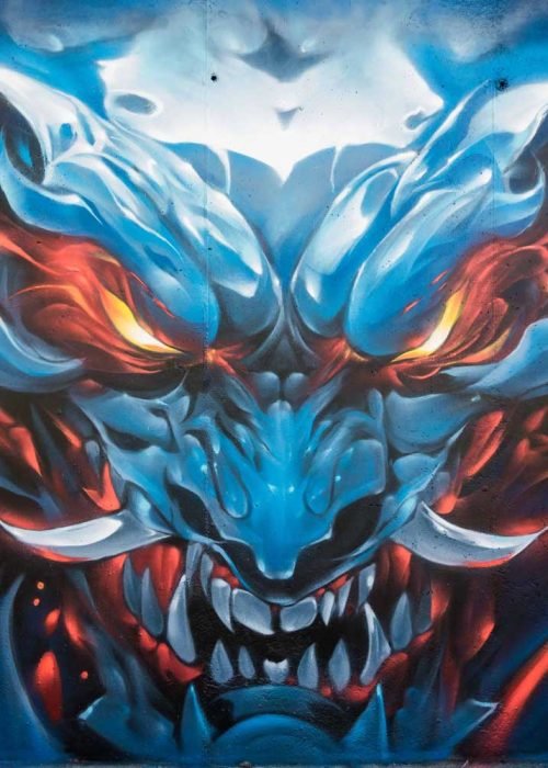 Graffiti de demonio japonés azul con ojos encendidos en Madrid