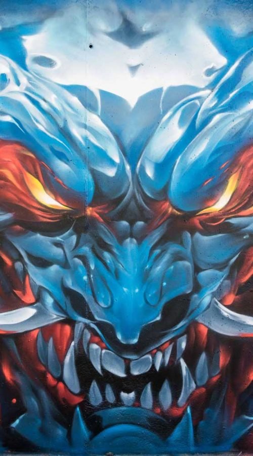 Graffiti de demonio japonés azul con ojos encendidos en Madrid