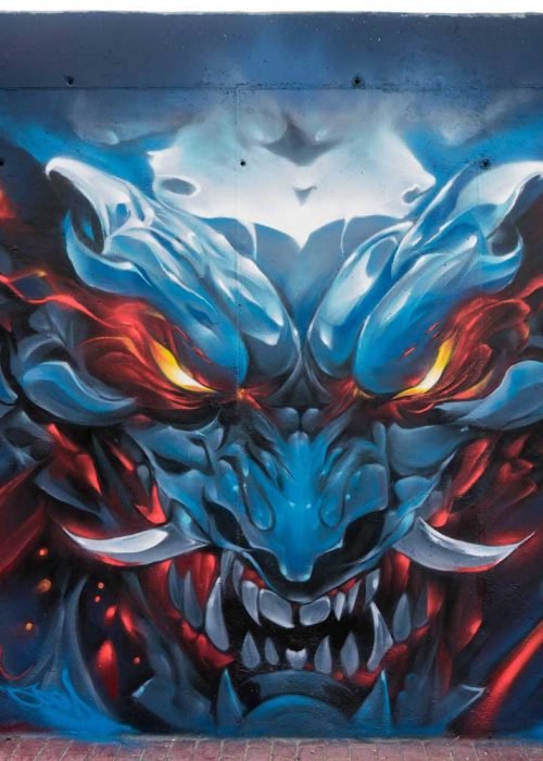 Graffiti de demonio japonés azul con ojos encendidos en Madrid