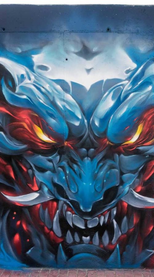 Graffiti de demonio japonés azul con ojos encendidos en Madrid