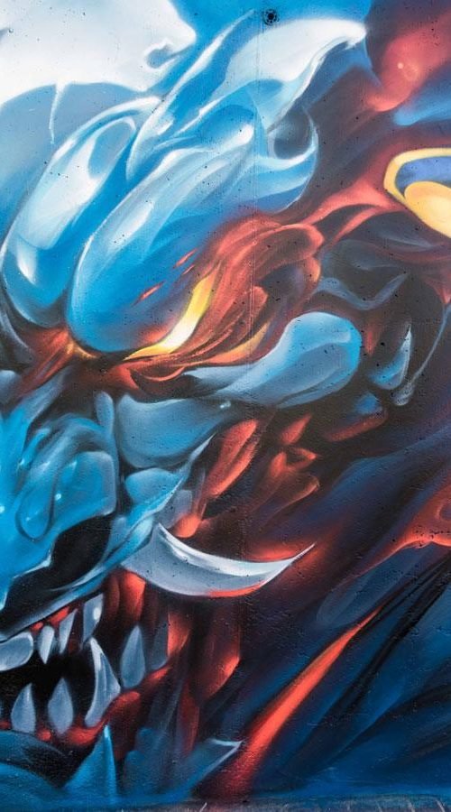 Graffiti de demonio japonés azul con ojos encendidos en Madrid