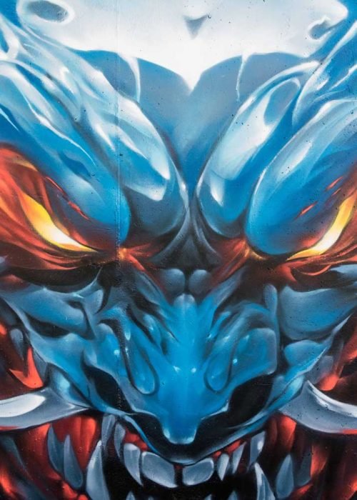 Graffiti de demonio japonés azul con ojos encendidos en Madrid
