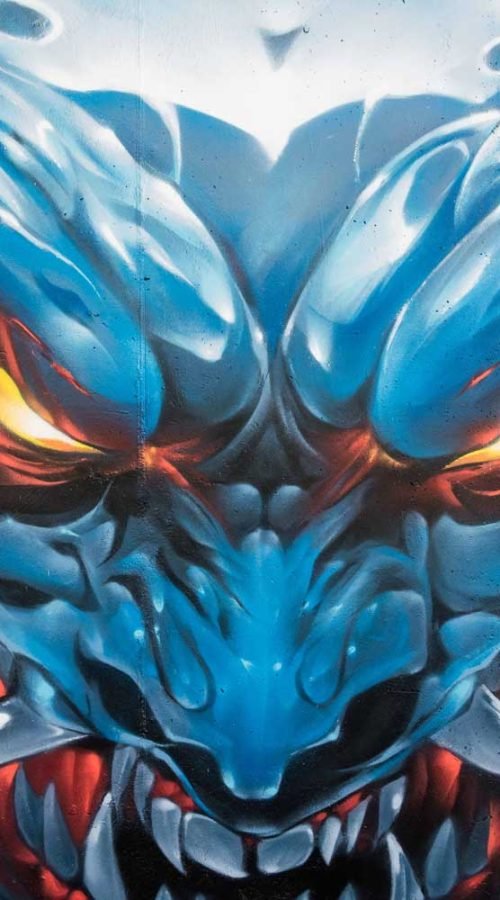 Graffiti de demonio japonés azul con ojos encendidos en Madrid