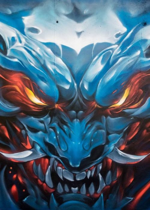 Graffiti de demonio japonés azul con ojos encendidos en Madrid