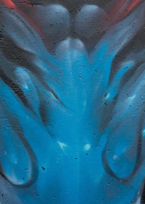 Graffiti de demonio japonés azul con ojos encendidos en Madrid